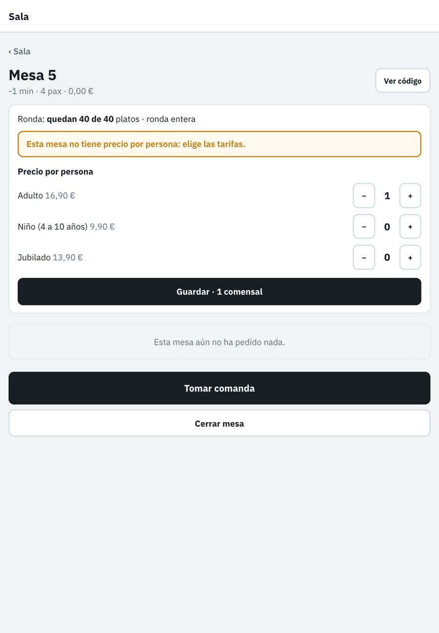 Tablet del camarero con el precio por persona de una mesa